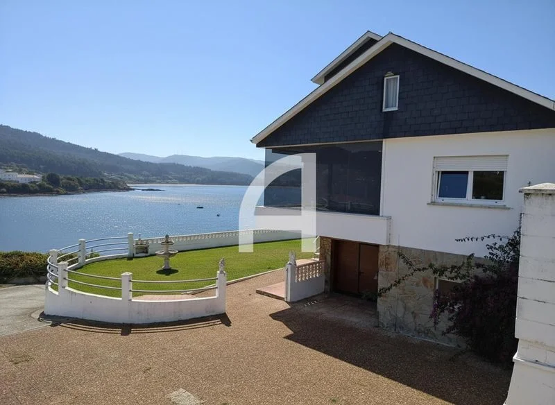 Seafront chalet with private pool