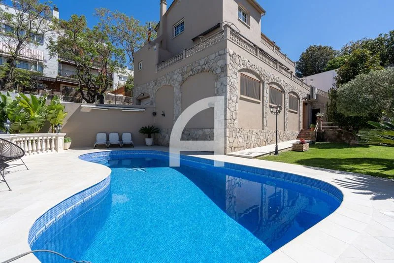 Amplia casa familiar con piscina privada