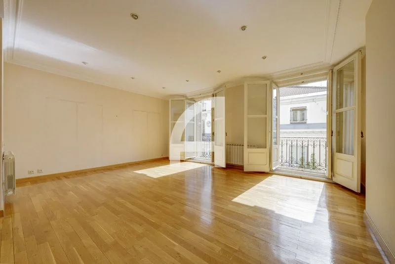 Piso en Recoletos con dos balcones