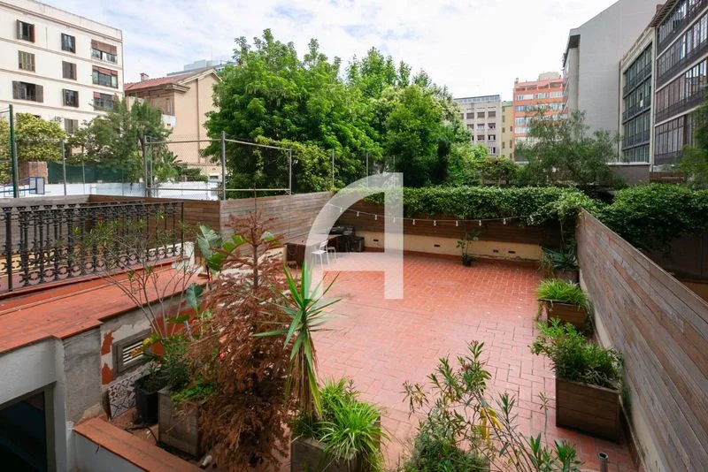 Large Eixample flat with private patio