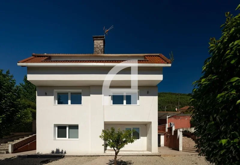Chalet de cinco dormitorios con piscina comunitaria
