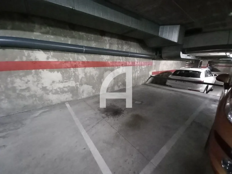Spacious Cardedeu garage with 13 m²