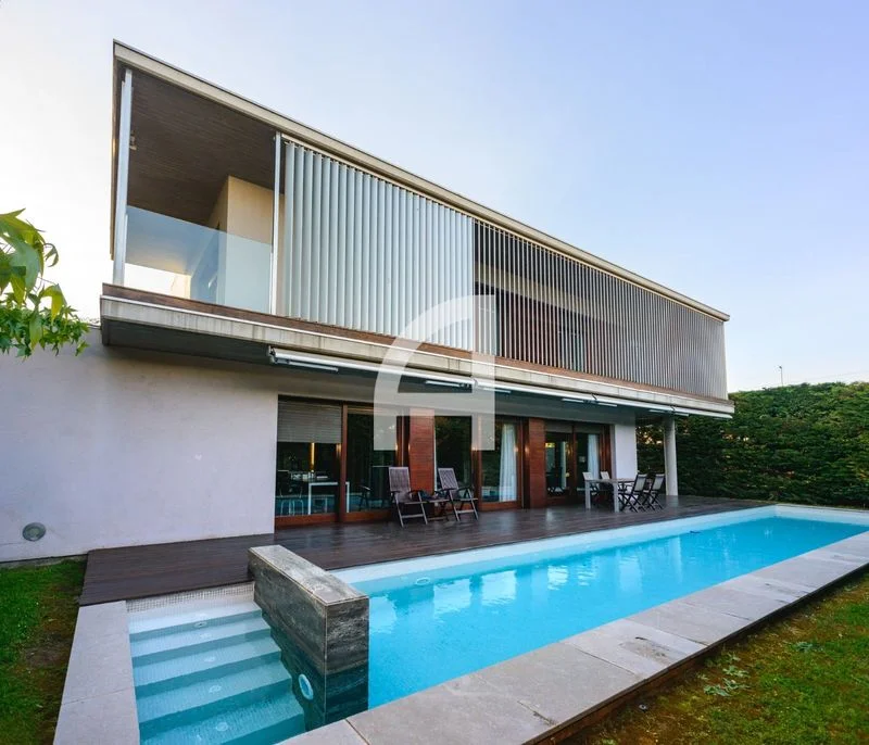 Casa de alta gama en Figueres con piscina privada