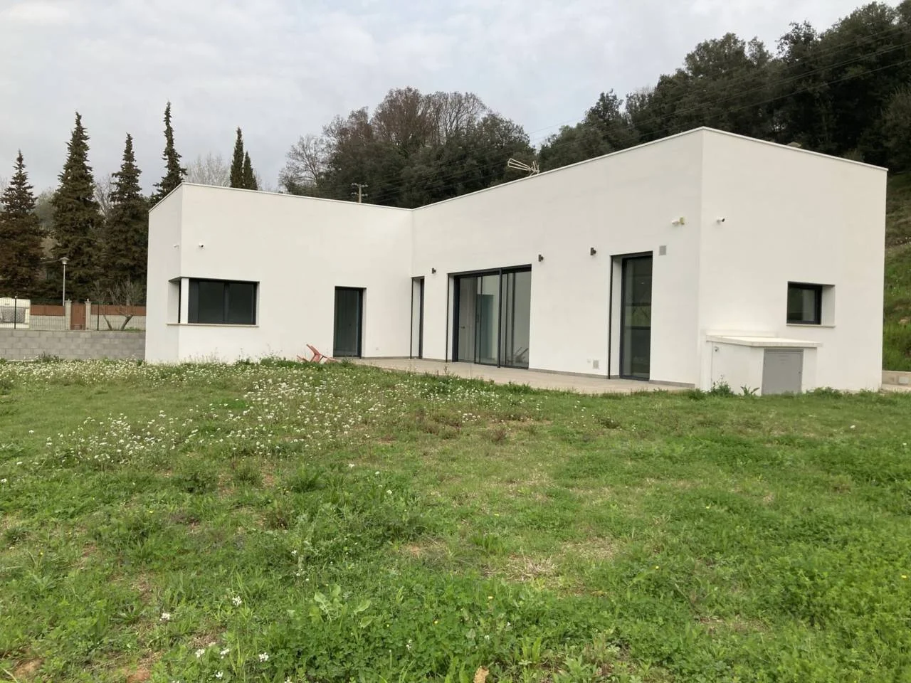 Casa nueva independiente con cuatro habitaciones