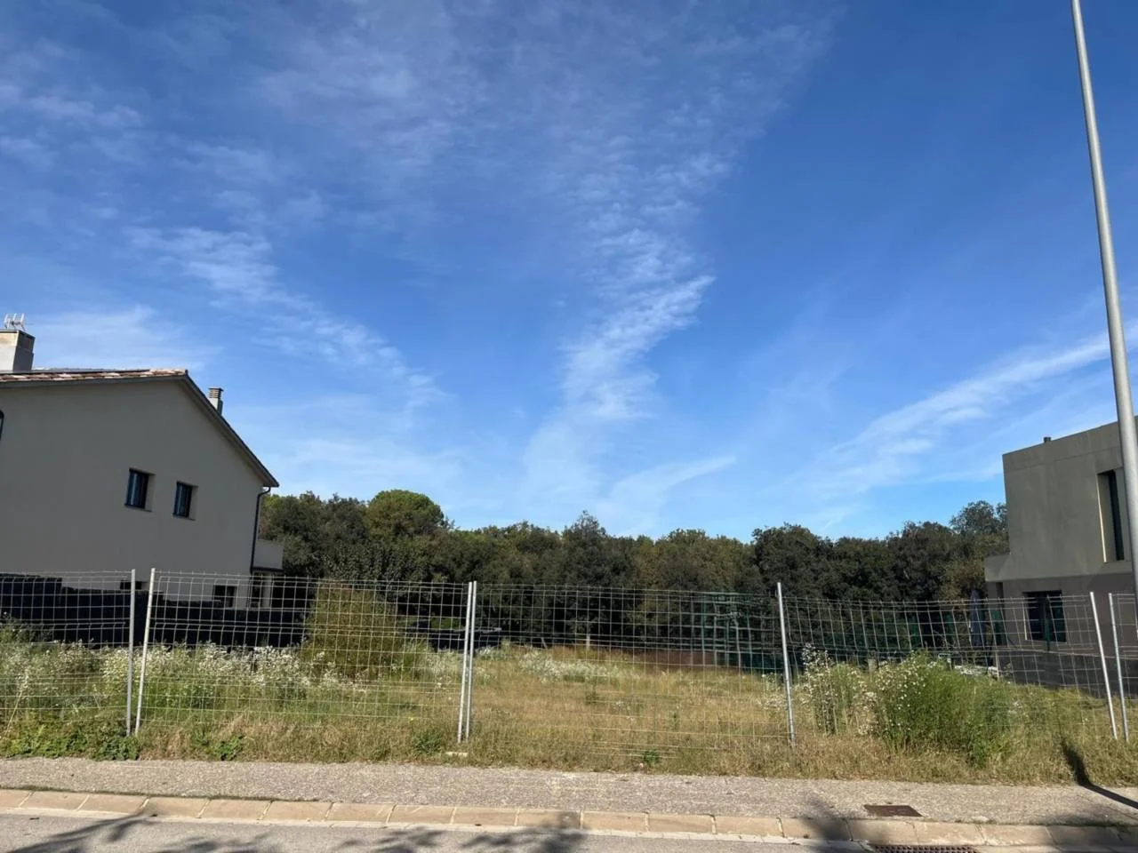 Parcela soleada de 1.230 m² cerca de Girona