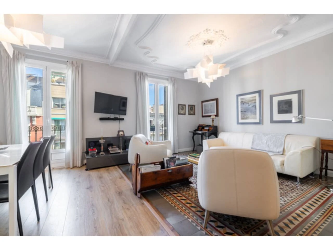 Bright top-floor Eixample flat with terraces