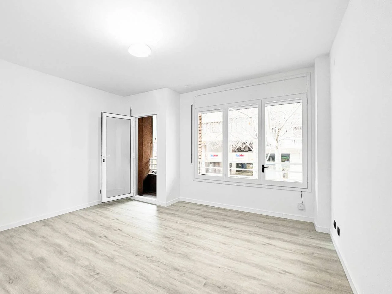 Renovated Eixample flat with balcony