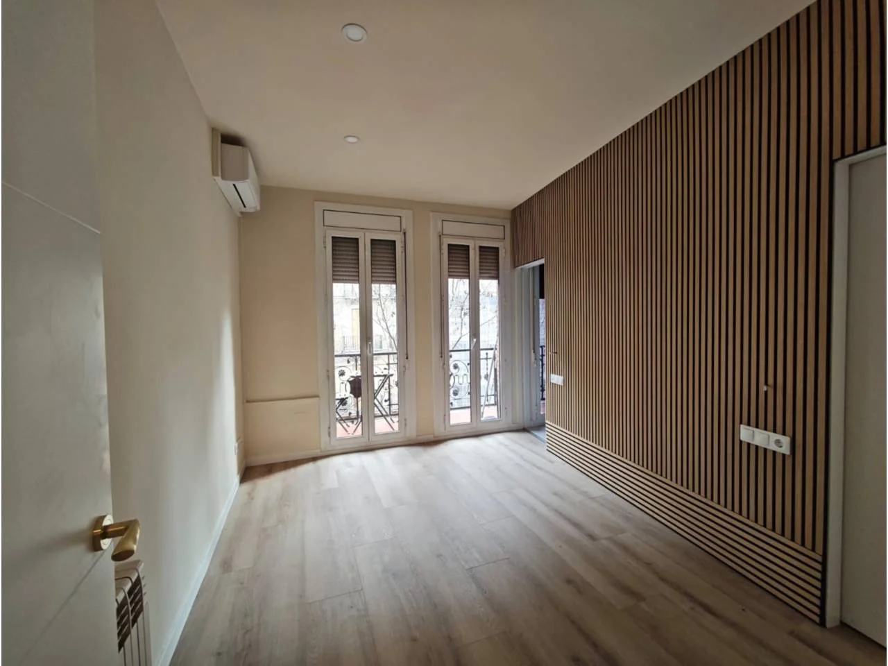 Piso reformado en Eixample con suite
