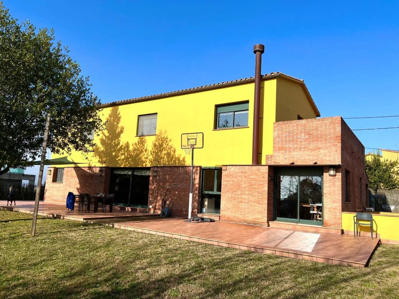 Large Girona house with garden