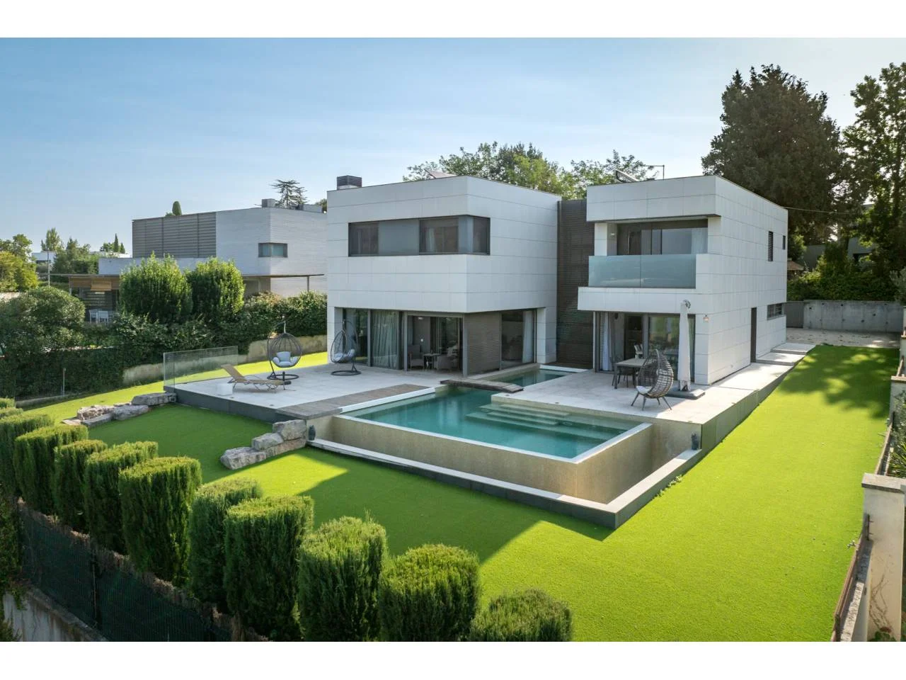 Contemporary villa with pool, five bedrooms