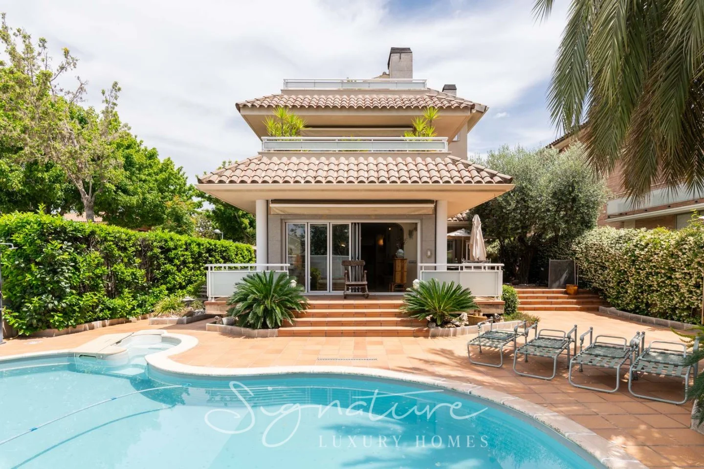 Five-bedroom villa with large plot
