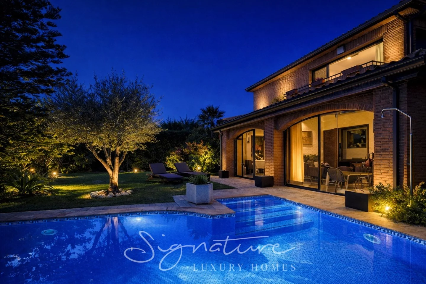 Large triplex house with pool