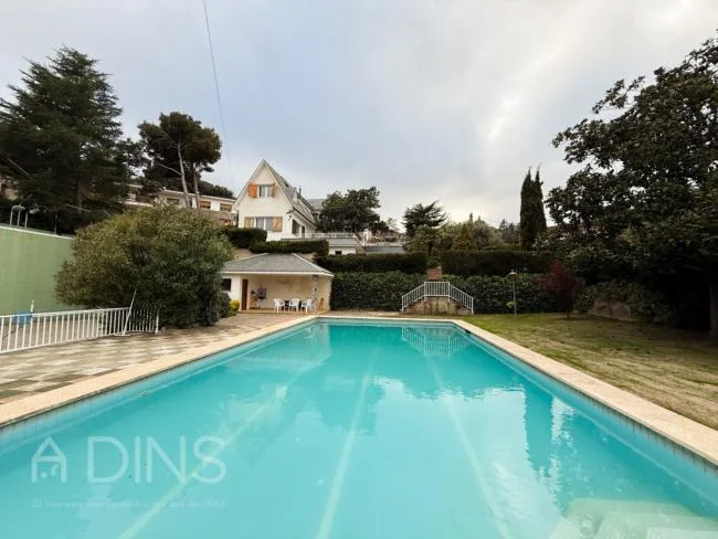 Large nature villa with subdivision potential