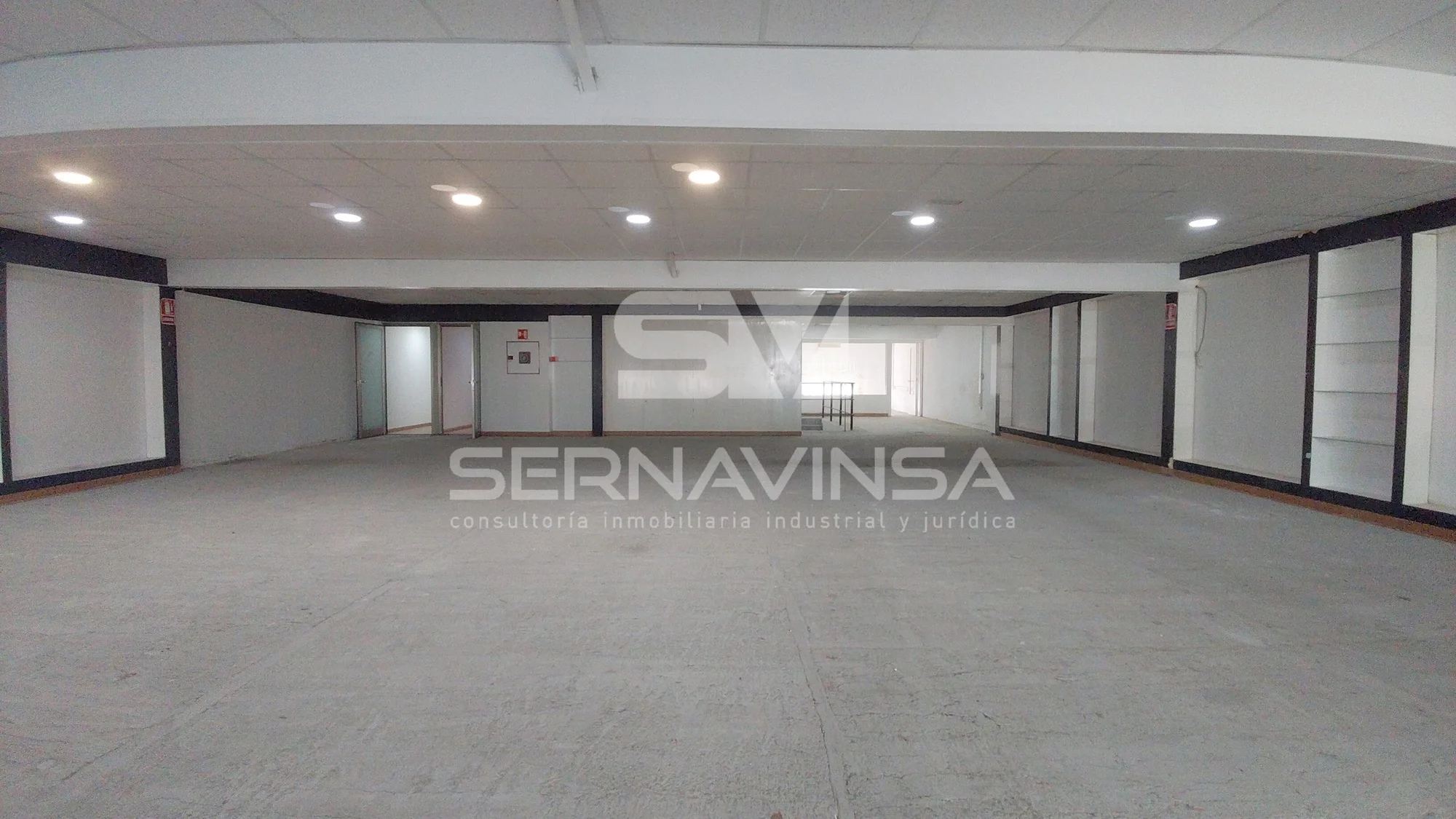 Nave industrial con distribución en dos niveles