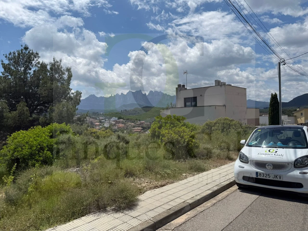 South-facing Castellgalí plot, 474 m²