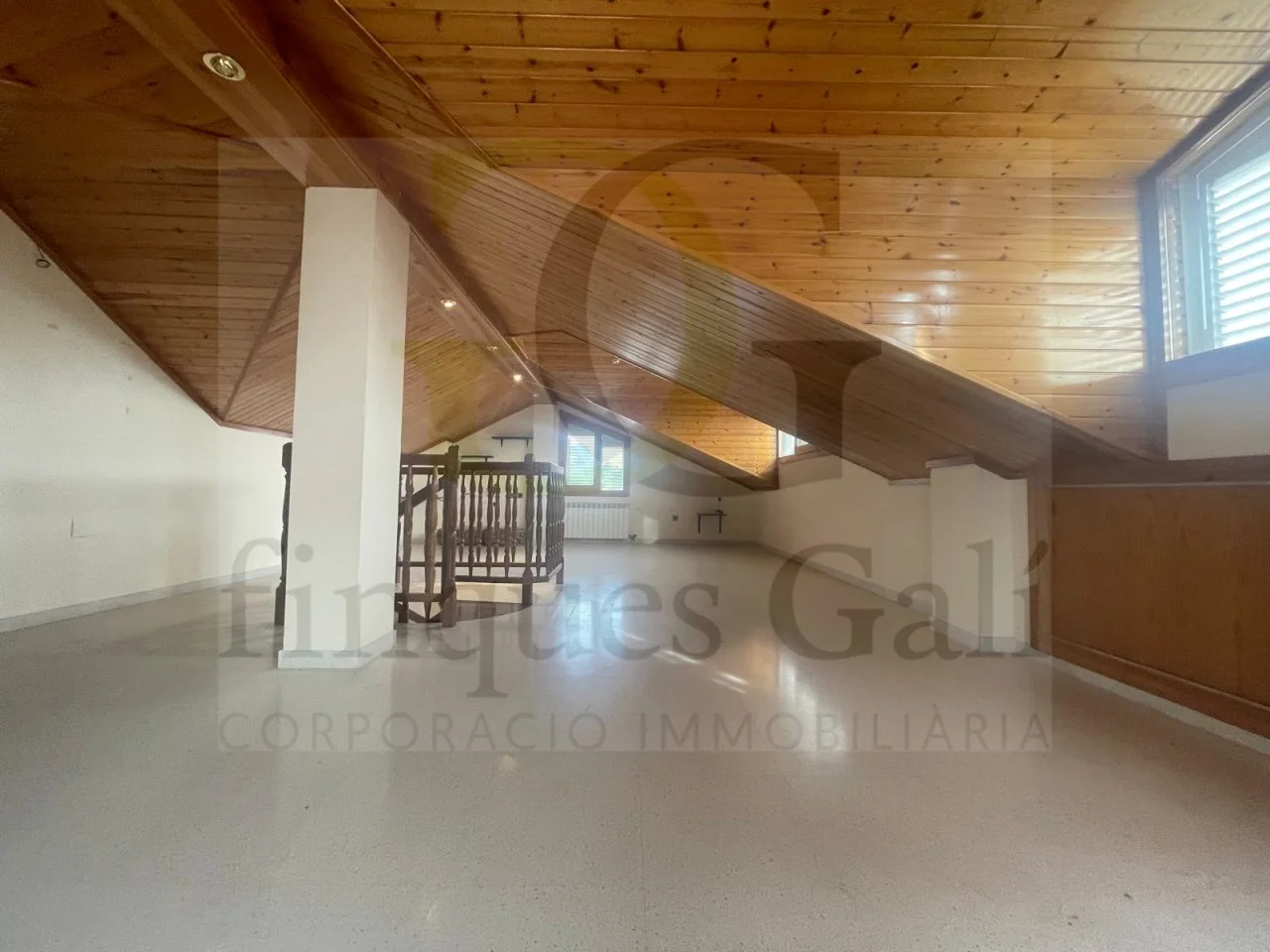 Six-bedroom house with 1,400 m² plots