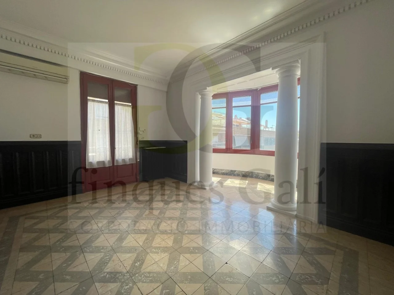 Piso histórico en Manresa, 209 m² y balcón
