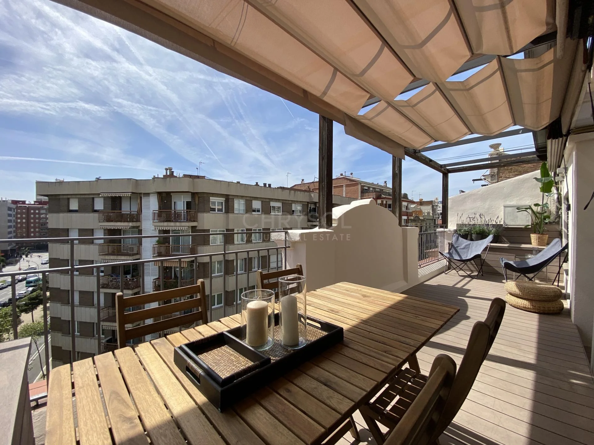 Ático reformado en Eixample con terraza