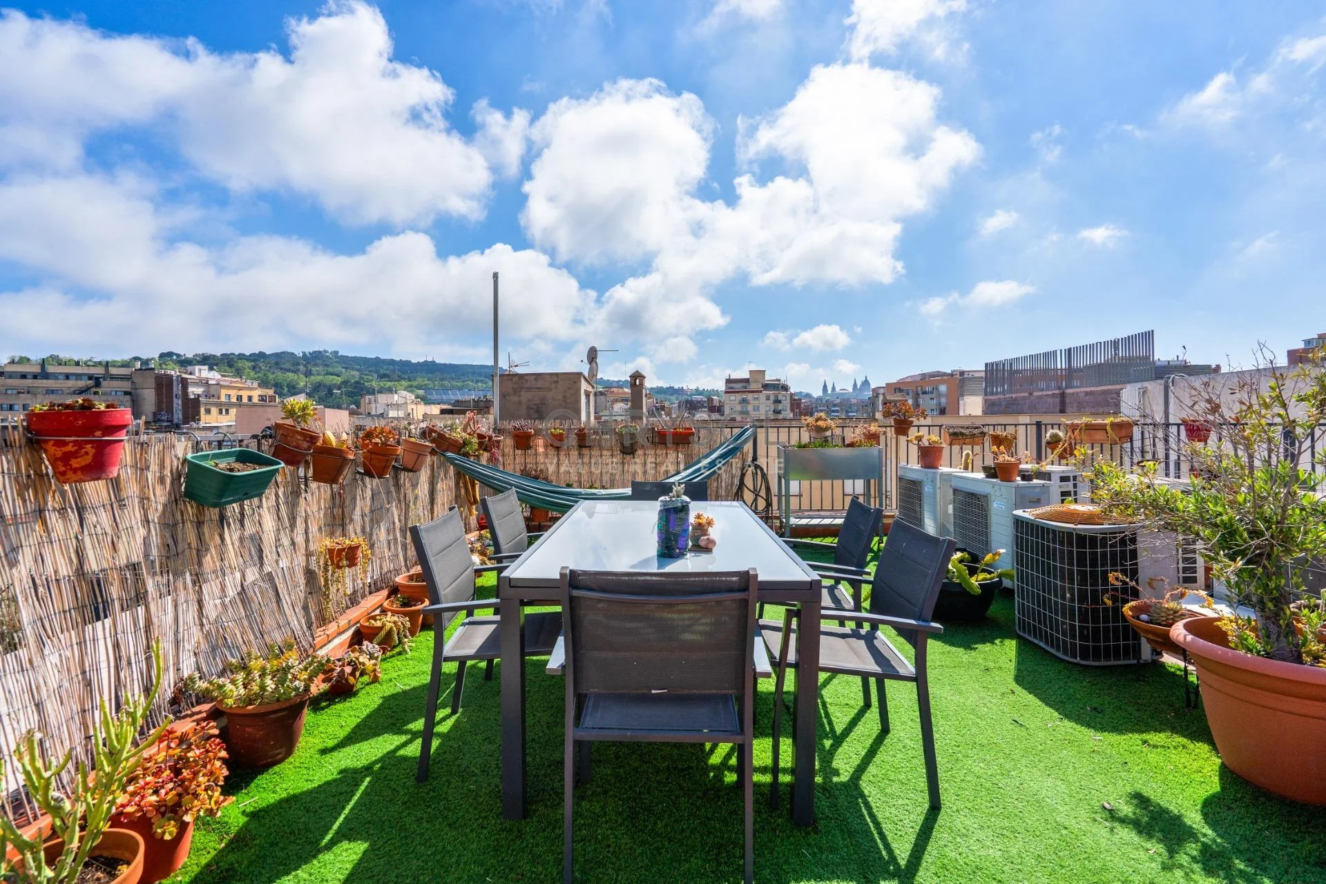 Piso de dos dormitorios en El Raval con terraza