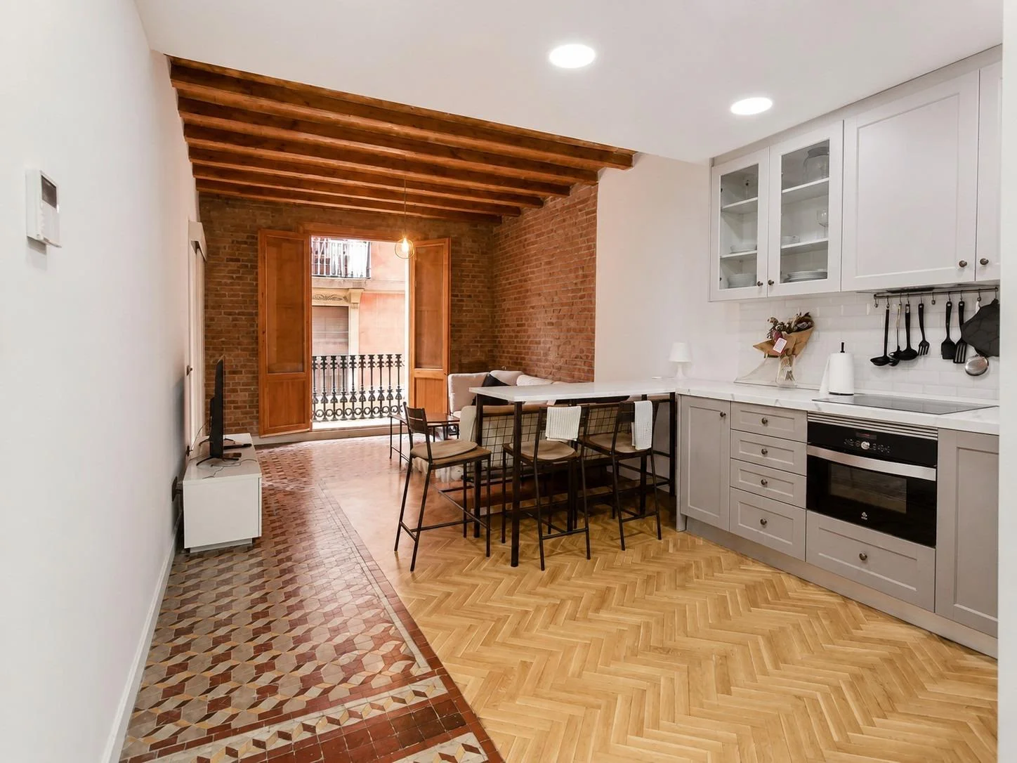 Piso reformado en El Raval, tres dormitorios