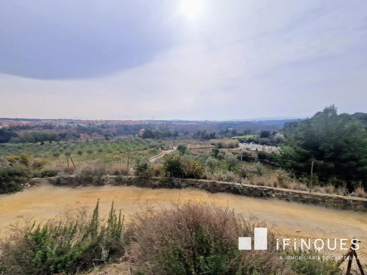 Finca rústica con parcela de 30.000 m²