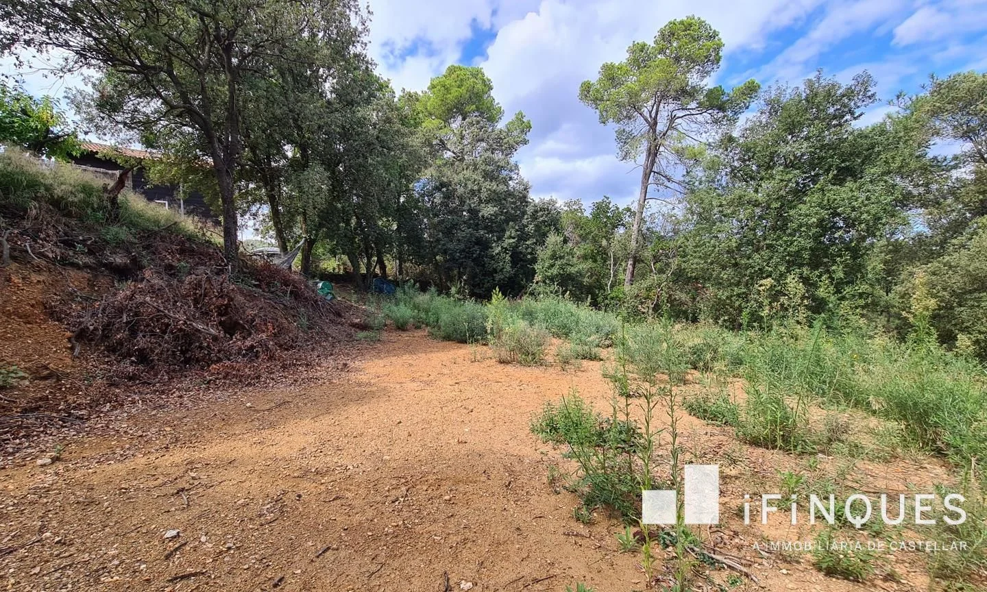 Terreno urbanizable con vistas a la montaña en Castellar del Vallès