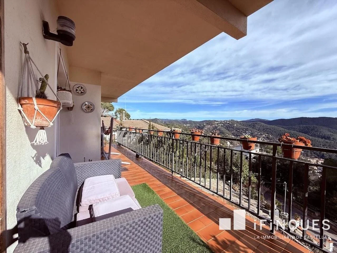 Amplia casa de 6 habitaciones con vistas en Sant Feliu del Racó