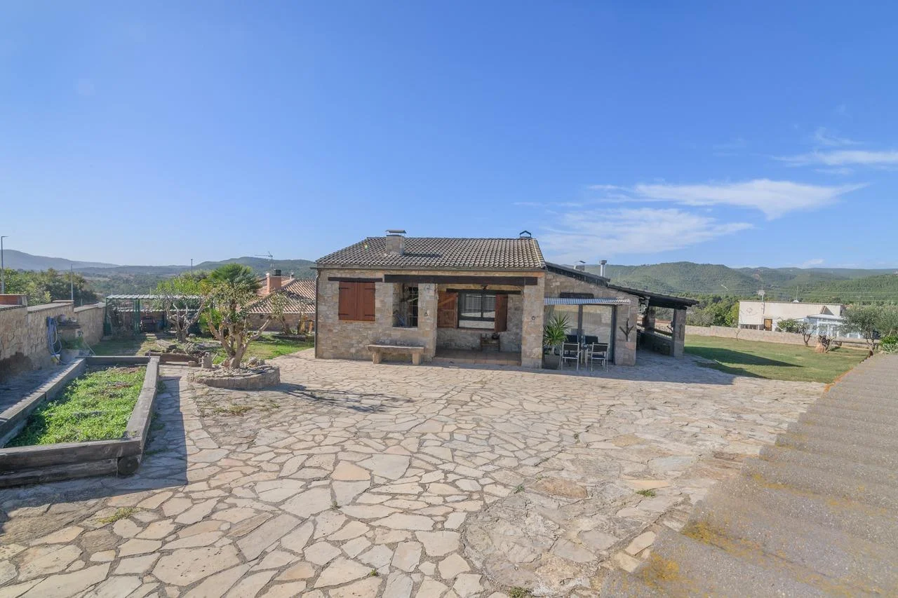 Rustic chalet with 1,178 m² plot