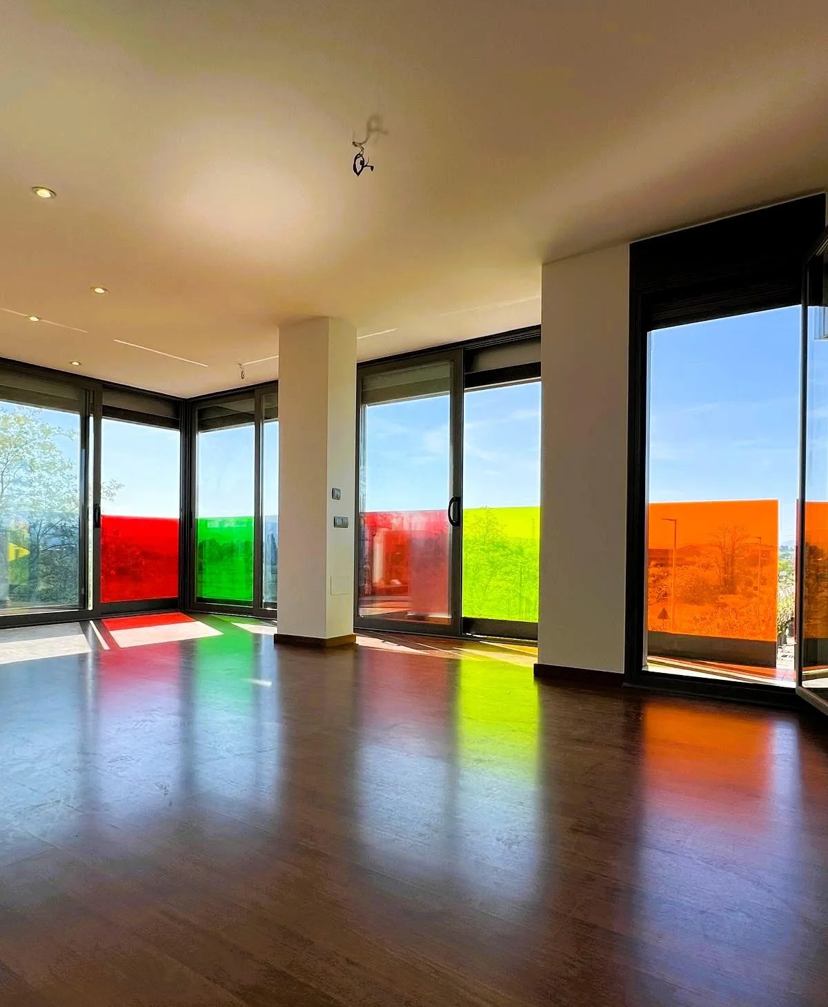 Piso exterior luminoso con parking privado