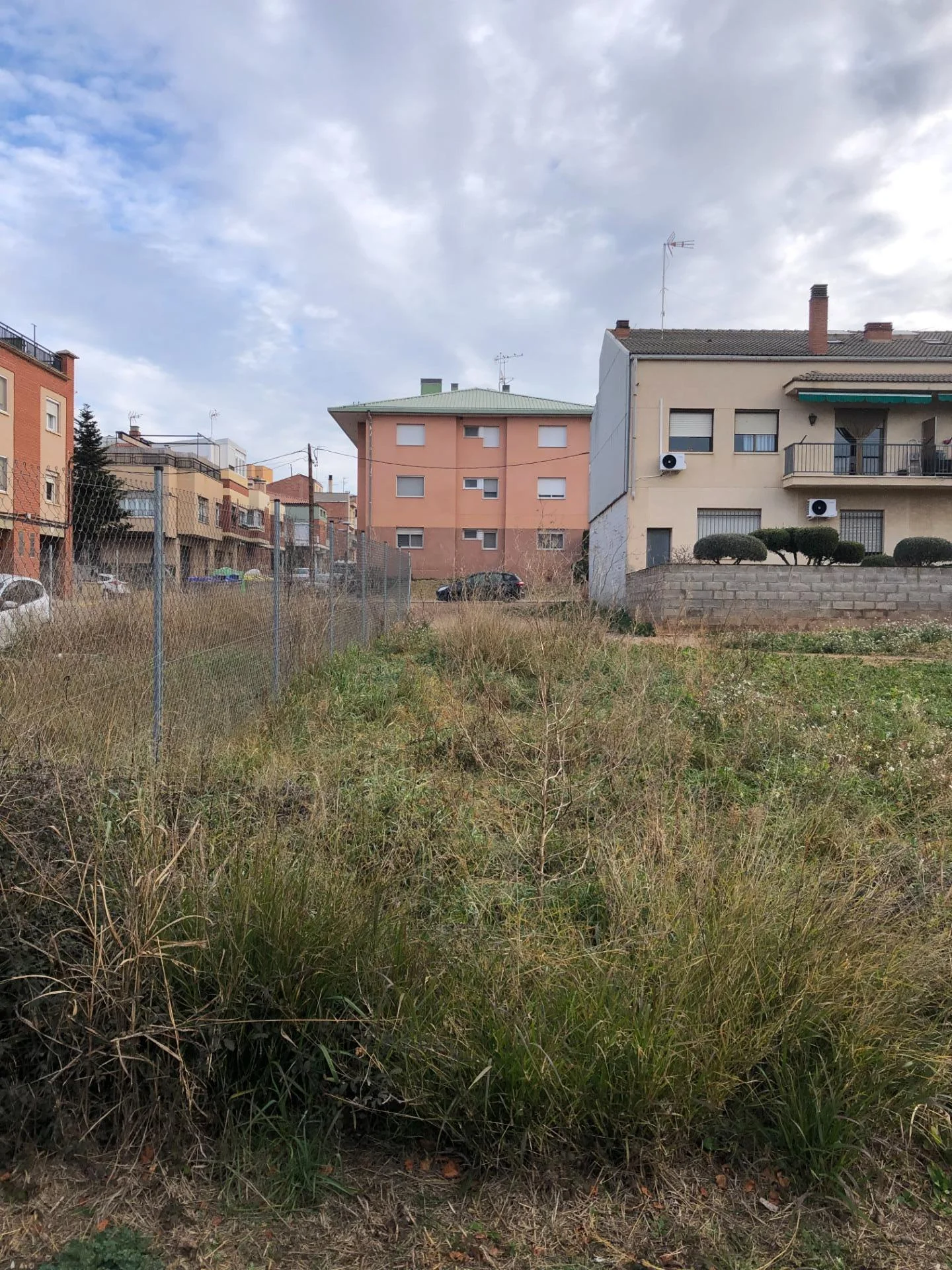 Terreno urbano para cinco unifamiliares