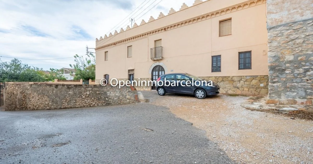 Palou Alt house with fenced plot