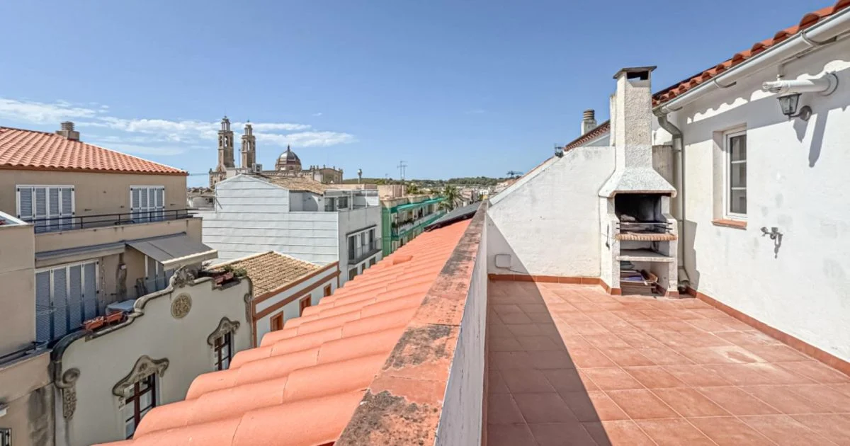 Central three-floor house with terrace