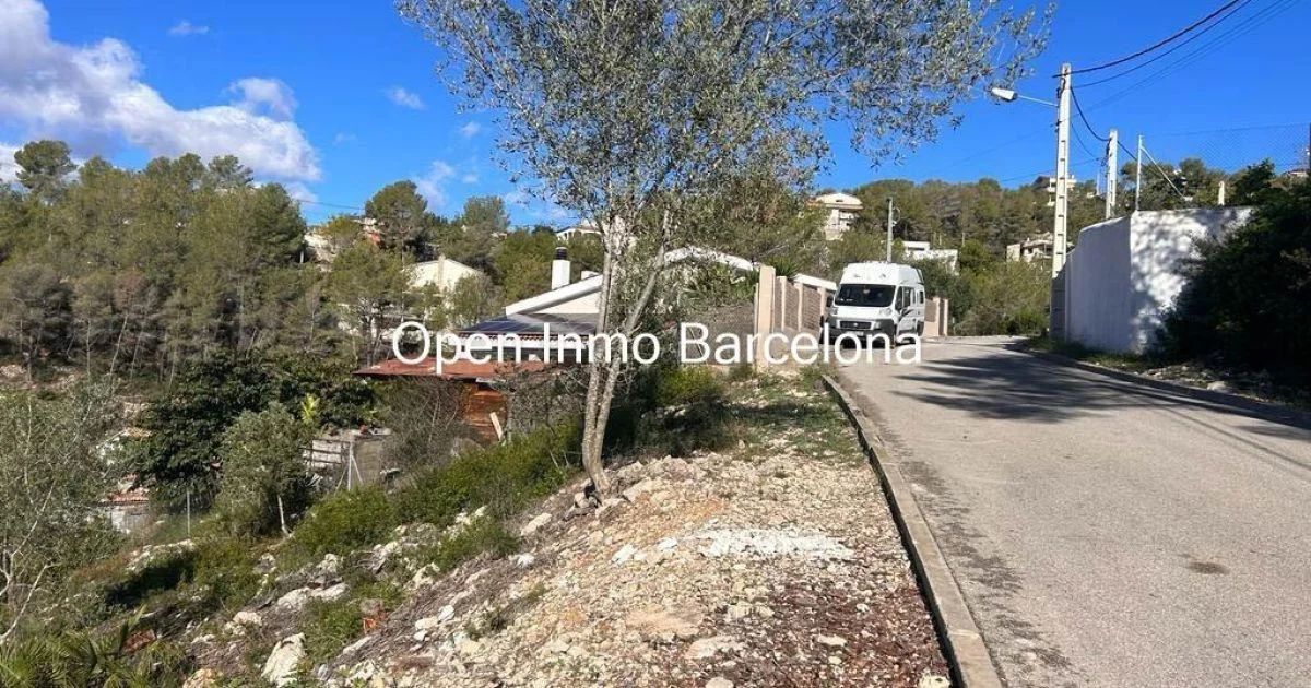 Twin urban plots in Olivella nature