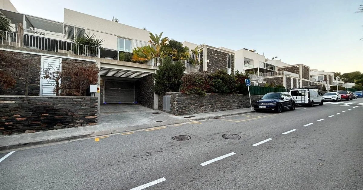 Plaza de garaje para coche grande en Casas del Mar