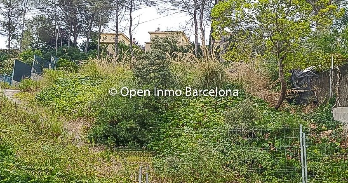 Sunny urban plot in Les Colines