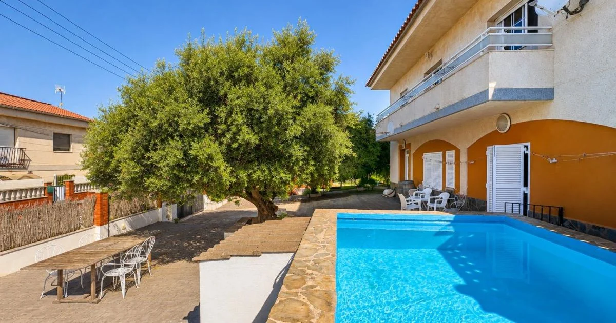 Two-family villa with pool and sea views