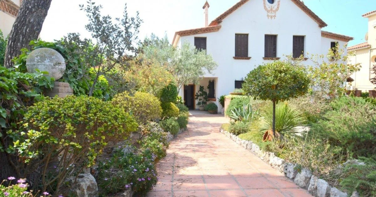 Beachfront Vilanova villa with private pool