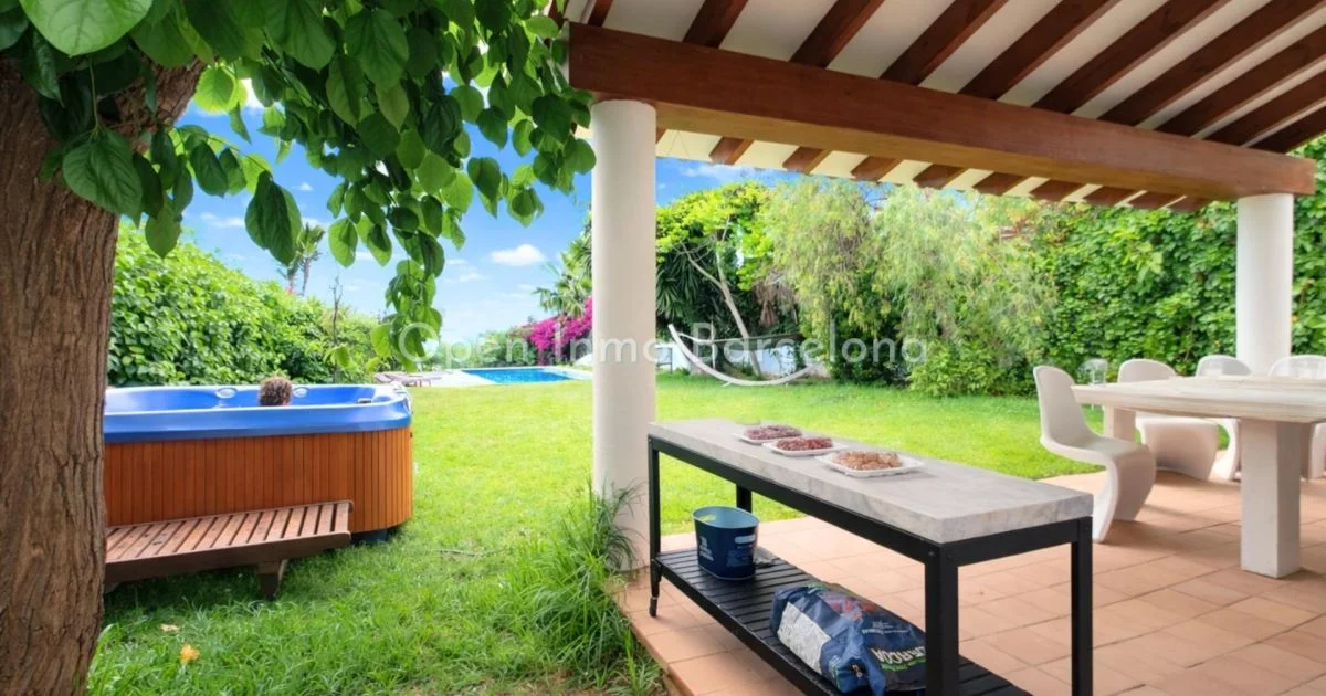 Sea-view Vallpineda house, five bedrooms