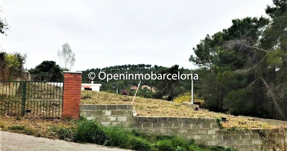 Parcela soleada en esquina en Can Surià