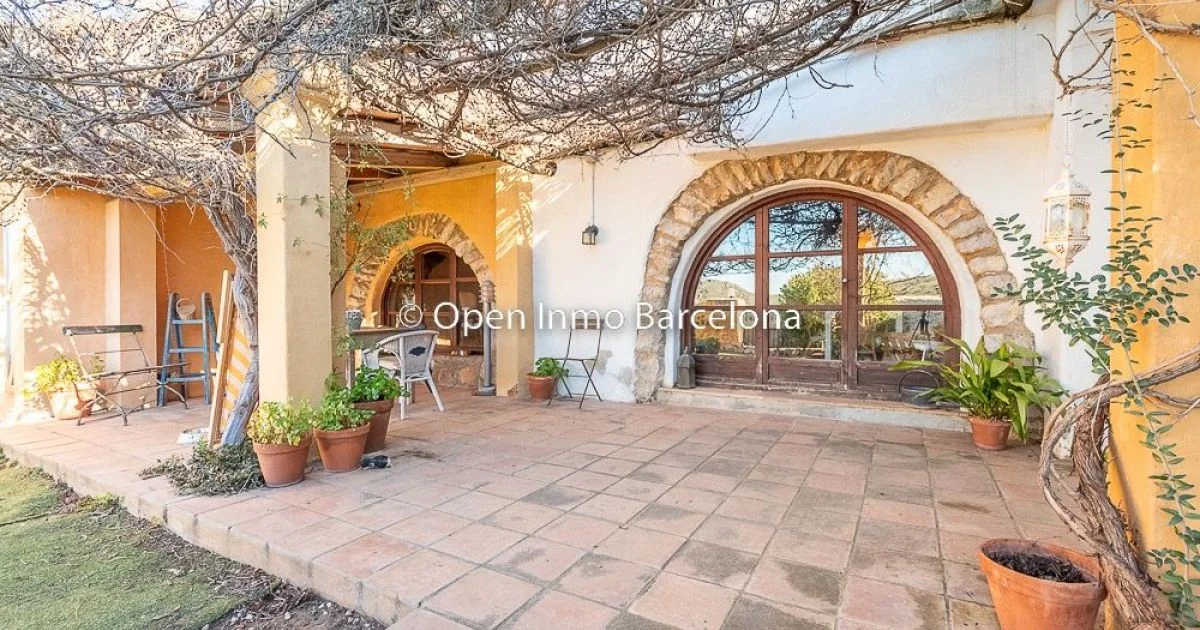 Masía renovada del Garraf con nueve suites