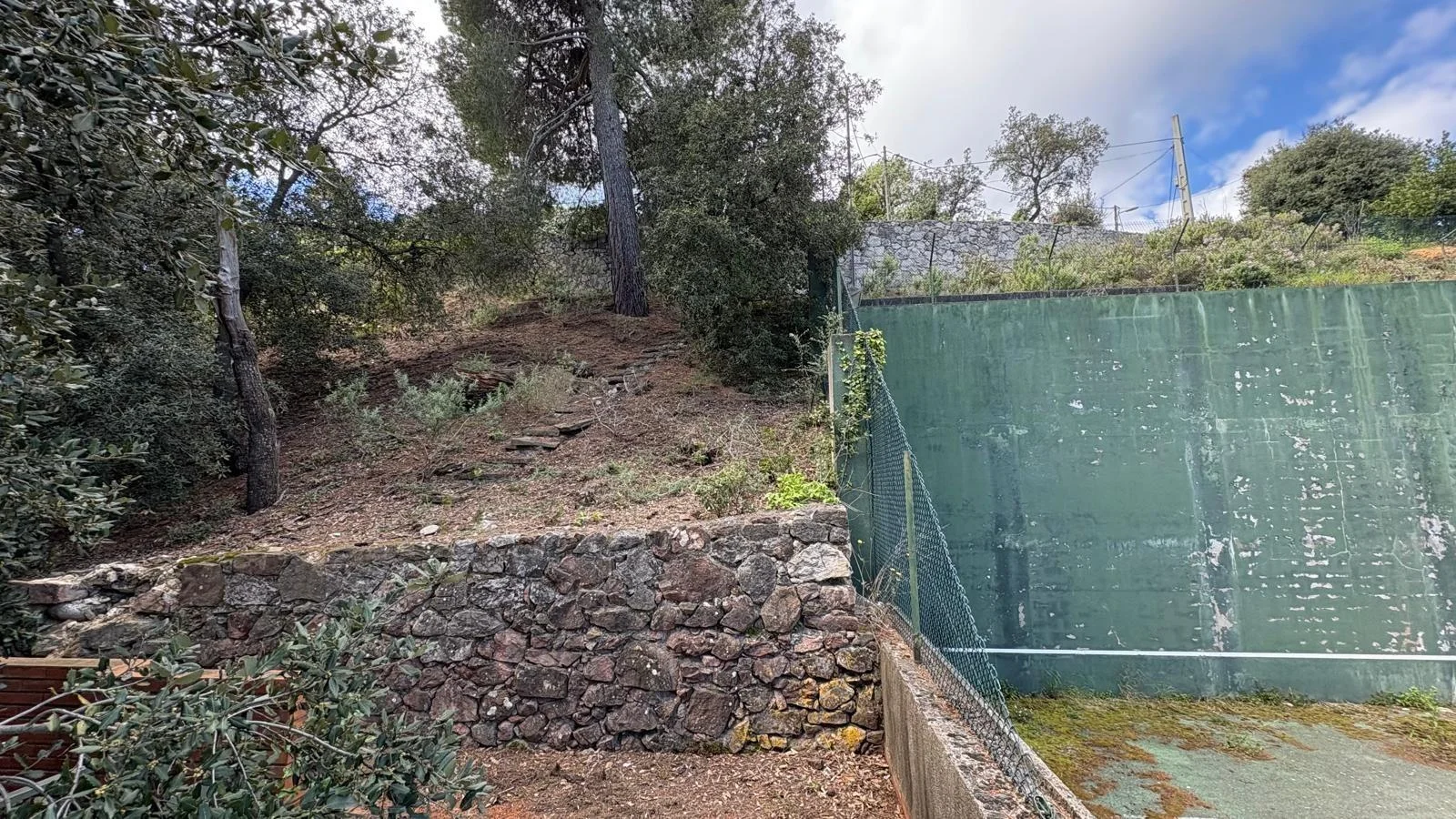 Urban plot with concrete tennis base