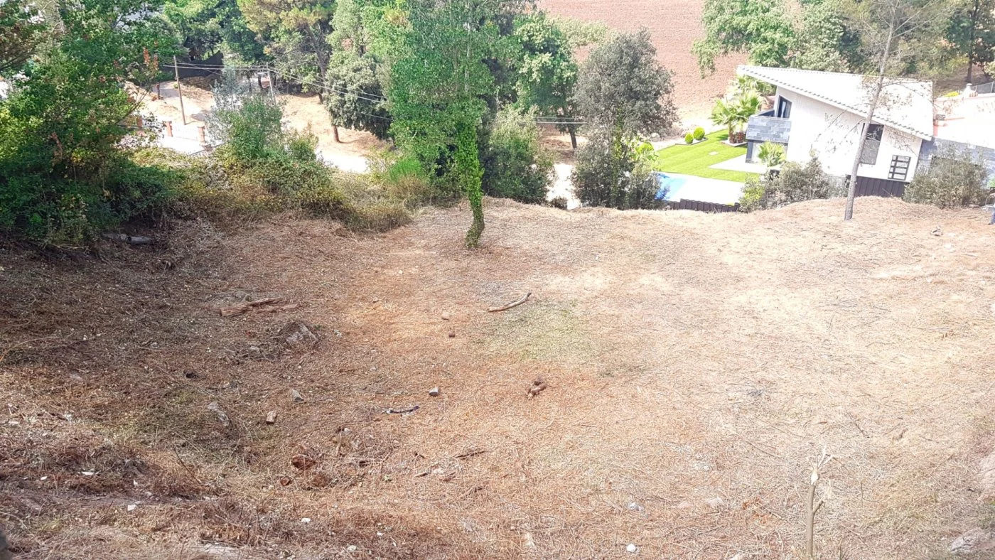 Parcela urbana esquinera junto al parque natural
