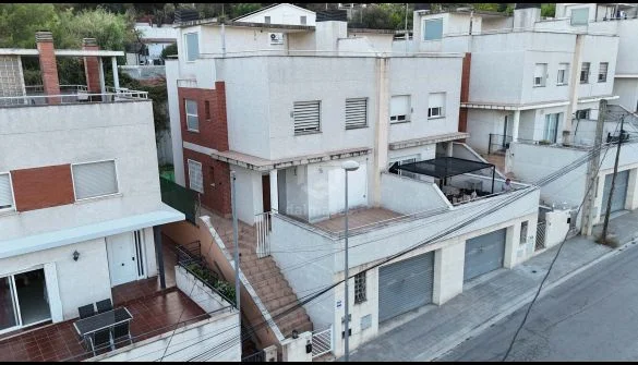 Bank-owned townhouse with 4 bedrooms