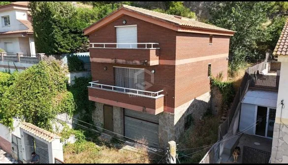 Chalet inacabado de cuatro dormitorios en Can Villalba