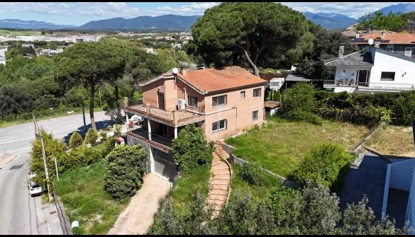 Chalet ocupado de seis dormitorios con jardín