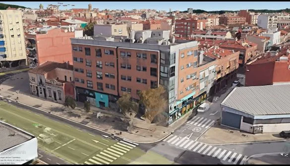 Local comercial esquinero con seis plazas
