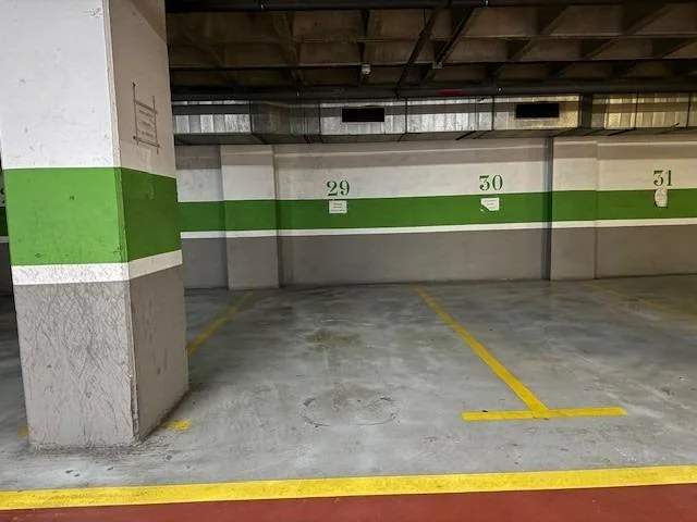 Plaza de parking para coche grande en Eix Macià