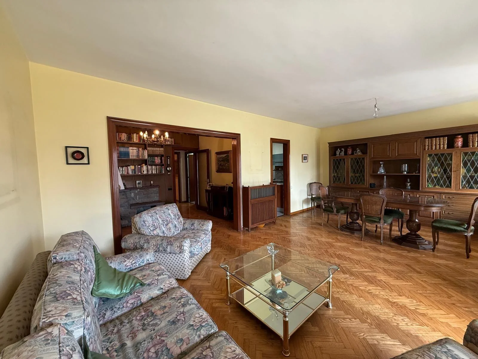 Spacious Eixample flat with terrace
