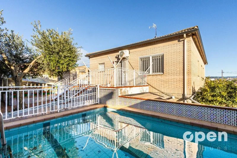 Chalet amplio con piscina en Can Parellada
