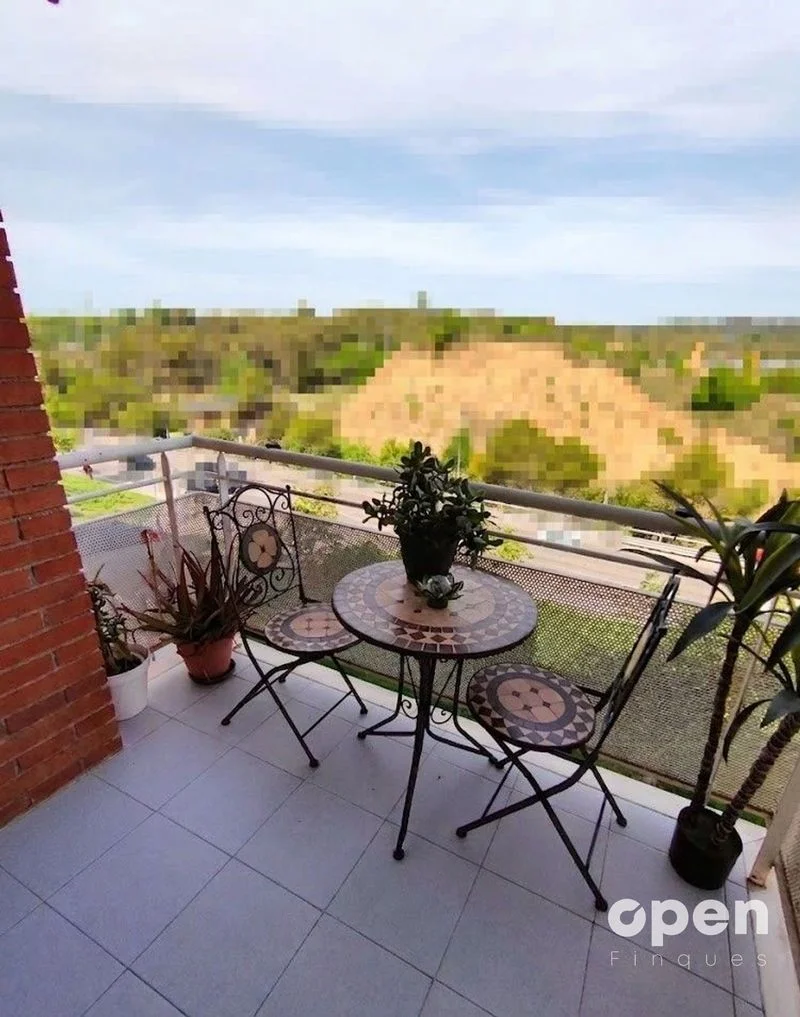 Well-kept Terrassa flat, three bedrooms